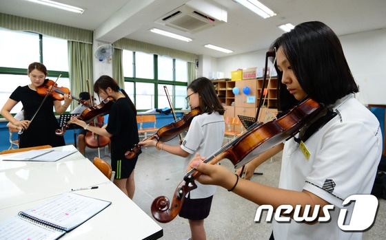 중학생들이 오케스트라 악기체험을 하고 있다./뉴스1 ⓒ News1 민경석 기자