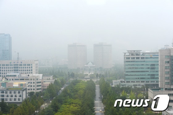 4일 대전·충남은 새벽부터 아침 사이 가시거리 200m 미만의 안개가 낄 것으로 예보됐다. 대전 정부청사 인근에 짙은 안개가 끼어있다. /뉴스1 ⓒ News1