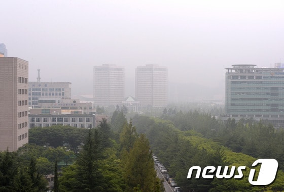 27일 대전·충남은 새벽부터 오전 사이 내륙을 중심으로 가시거리 1㎞ 미만의 안개가 끼는 곳이 있을 것으로 예보됐다. 대전 정부청사 인근에 짙은 안개가 끼어있다. /뉴스1 ⓒ News1