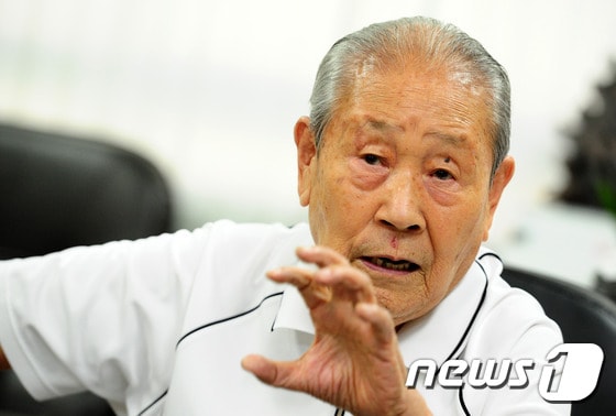 이인철(86)전북체육발전연구원장이 15일 오전 전북 전주시 종합경기장 체육발전연구실에서 뉴스1과 만나 인터뷰를 갖고 있다.2015.7.15/뉴스1 2015.07.15/뉴스1 ⓒ News1 김대웅 기자