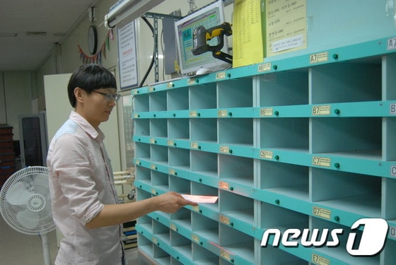바코드를 인식하면 자동으로 우편물을 종류에 따라 구분해 주는 시스템을 개발한 원주우편집중국 유덕현 주무관(사진제공=강원지방우정청)/뉴스1 ⓒ News1 권혜민 기자