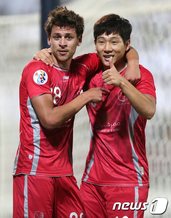 카타르 스타스 리그 챔피언 레퀴야에서 활약하는 남태희(오른쪽). ⓒ AFP=News1