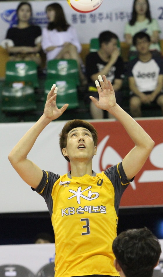 KB손해보험 세터 권영민이 1일수 원 실내체육관에서 열린 2015-16 NH농협 V리그 한국전력과의 3라운드 경기에서 세트스코어 3-1 로 승리한 뒤 그간의 고충을 털어놓았다.  (KB손해보험 배구단 제공) ⓒ News1