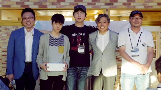 한국인터넷진흥원이 세계 해킹방어대회 데프콘에 출전하는 참가자들을 격려하기 위해 '2015 데프콘 출정식'을 개최했다. 왼쪽부터 김승주 고려대학교 정보보호대학원 교수, 이정훈 라온시큐어 연구원, 이승진 그레이해쉬 대표, 백기승 한국인터넷진흥원 원장, 이기택 해커연합 HARU 회장. (사진제공=한국인터넷진흥원)ⓒ News1