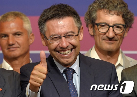 바르토메우 회장이 바르셀로나 신임 회장 선거에서 승리한 뒤 활짝 웃고 있다. ⓒ AFP=News1