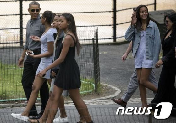버락 오바마 미국 대통령이 두 딸, 이복 여동생 가족과 뉴욕 센트럴파크를 산책하고 있다. ⓒAFP=뉴스1