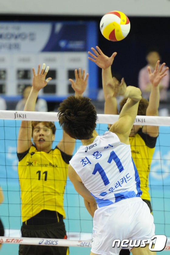 19일 충북 청주실내체육관에서 열린 OK저축은행과 우리카드 '2015 청주·KOVO컵 프로배구' 남자부 결승에서 우리카드 최홍석이 공격을 시도하고 있다. 2015.7.19/뉴스1 ⓒ News1 김용빈 기자