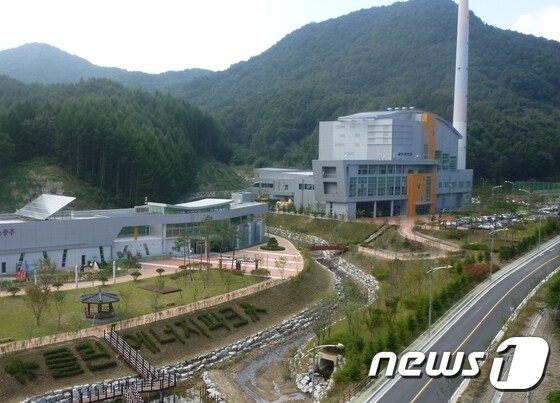 충북 충주시는 충주시클린에너지파크(소각장 등)의 위탁운영기간이 올해 10월 31일자로 종료됨에 따라, 올해 11월부터 3년간 클린에너지파크를 통합운영할 차기 수탁사업자를 입찰공고를 통해 모집한다. 사진제공=충주시ⓒNews1