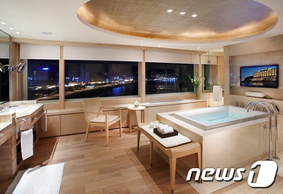 프레지덴셜 스위트 객실의 욕실.(부산 웨스틴조선호텔 제공)ⓒ News1