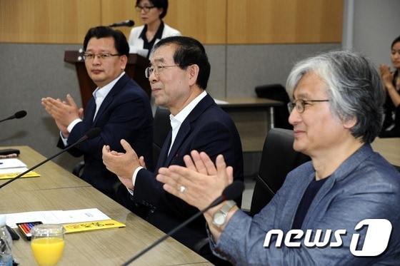 박원순 서울시장이 20일 오전 서울 중구 서울시청에서 열린 '서울시민대학 운영 업무협약식'에 참석해 박수를 치고 있다. (서울시 제공) 2015.7.20/뉴스1 ⓒ News1 조희연 기자