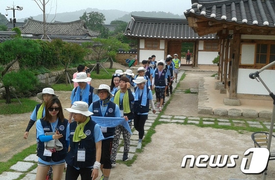 영남대학교 2015YU로드 국토대장정 대원들이 경주최부자아카데미에 들어서고 있다./사진제공=경주시ⓒ News1