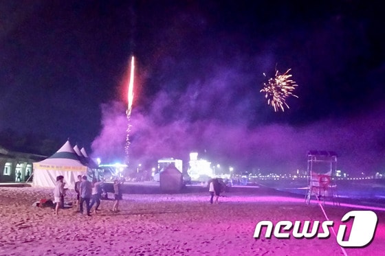 폭죽을 터뜨리는 피서객(자료사진)/뉴스1 ⓒ News1 엄용주 기자