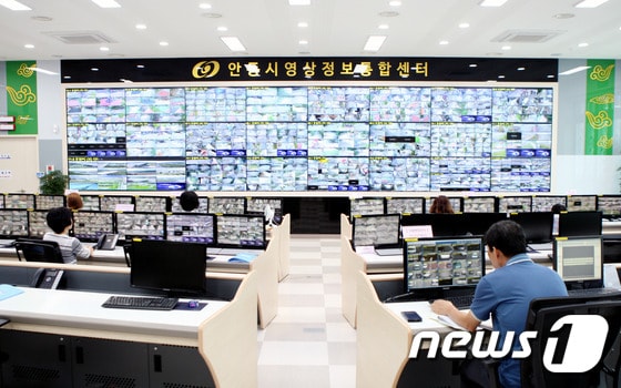 경북 안동시영상정보통합센터 관제요원들이 23일 안동지역 전체를 관제센터에서 모니터링하고 있다./2015.7.22/뉴스1 ⓒ News1