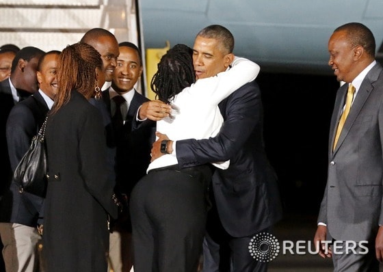 24일(현지시간) &acute;아버지의 나라&acute; 케냐를 방문한 버락 오바마 美 대통령이 이복동생 아우마 오바마와 환영인사를 나누고 있다. ⓒ 로이터=뉴스1