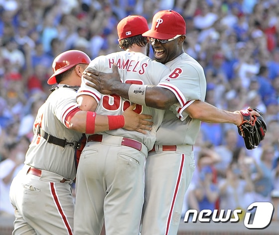 필라델피아 좌완 콜 해멀스(가운데)가 26일(한국시간) 시카고 컵스와의 경기에서 노히트노런을 달성한 뒤 팀 동료들과 함께 환호하고 있다. ⓒ AFP=News1