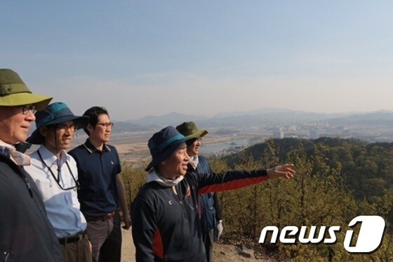 이충재 행복청장은 지난 4월 직원들과 함께 원수산 둘레길을 답사하고 있는 모습.ⓒ News1