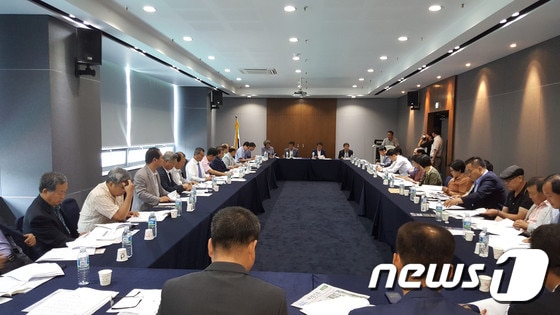 수질보전정책협의회 주민대표단이 규제개선 운동 방안 등을 논의하고 있다. ⓒ News1