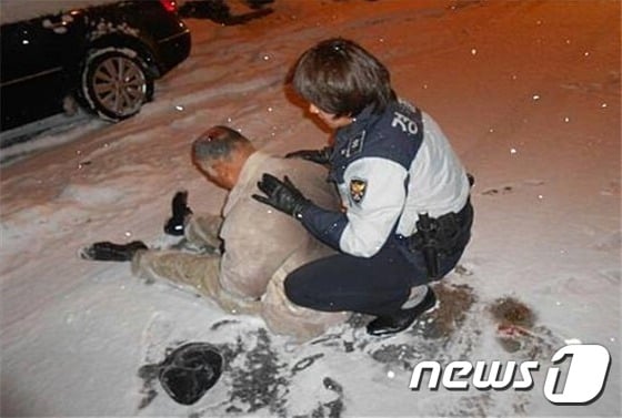 이다혜 순경 작, '교통사고 예방 순찰 중 저체온증으로 손발이 굳어진 주민을 응급처치하는 모습. ⓒ News1