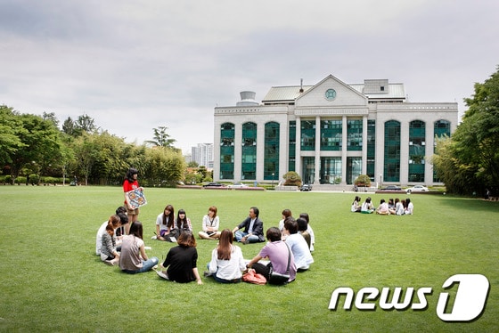 울산대학교가 세계대학랭킹센터(CWUR)에서 발표한 2015년 세계대학평가에서 국내 17위, 세계 495위에 랭크됐다. 사진은 섬유디자인학전공이 중앙정원에서 야외수업을 하고 있는 모습. <사진제공=울산대학교> 2015.07.27/뉴스1 ⓒ News1 이상문 기자