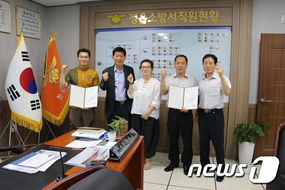 전북 정읍소방서(서장 안준식)은 27일 심폐소생술로 남편의 목숨을 구한 시민 김복순씨와 구급대원 2명에게 하트 세이버(Heart Saver) 배지를 수여 했다. 왼쪽 세번째 김복순씨.2015.07.27/뉴스1 ⓒ News1 박제철 기자