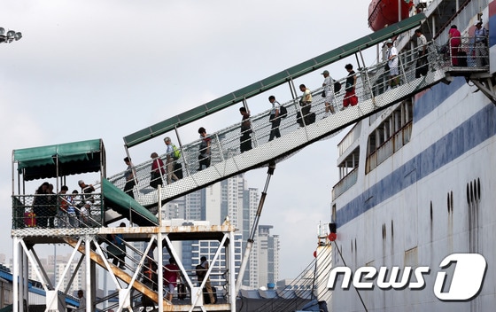 인천항 제1국제여객터미널에서 관광객이 하선하는 모습. 뉴스1 DB