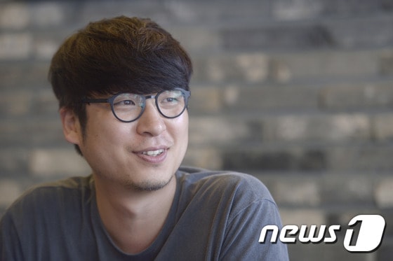 소설전문 격월지 '악스트' 편집장 백다흠씨가 3일 서교동에서 뉴스1과 인터뷰하고 있다. ⓒ News1