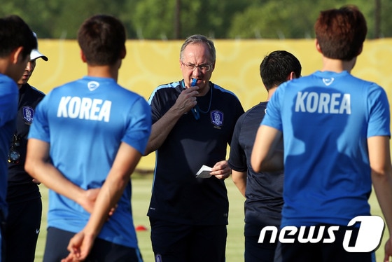 울리 슈틸리케 한국 남자 축구대표팀 감독이 2015 동아시아축구연맹(EAFF) 축구선수권대회(이하 동아시안컵) 개막을 하루 앞둔 지난달 31일 오후 중국 우한 스포츠센터 보조경기장에서 선수들에게 훈련 지시를 하고 있다. 2015.7.31/뉴스1 ⓒ News1 이광호 기자