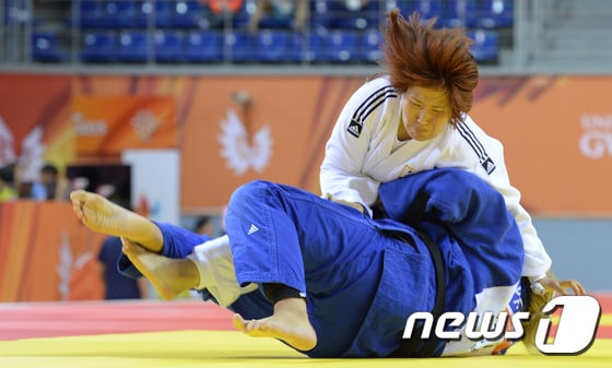 4일 광주 서구 4일 오전 염주빛고을체육관유도에서 열린 2015광주하계U대회 유도 여자 78㎏급 1회전에 출전한 대한민국의 김민정이 DAKENYTES(리투아니아)를 향해 공격을 시도하고 있다.2015.7.4/뉴스1 ⓒ News1 이동원 기자