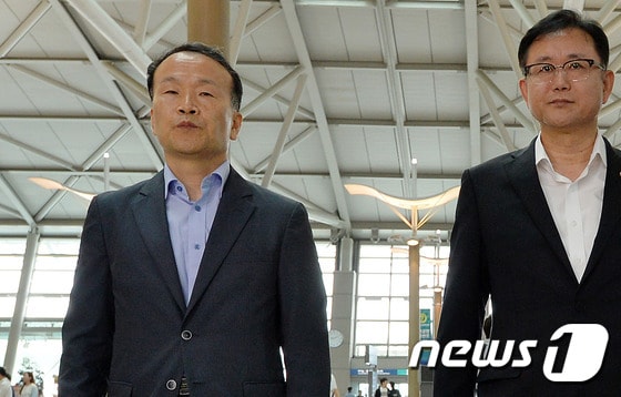 중국 버스추락 사고 수습을 위해 중국에 머무르던 최두영(55) 지방행정연수원장이 5일 중국 현지에서 숨진 채 발견됐다. 지난 2일 인천공항에서 중국으로 출국하는 최두영 지방행정연수원장(왼쪽). (뉴스1DB) 2015.7.5/뉴스1 ⓒ News1