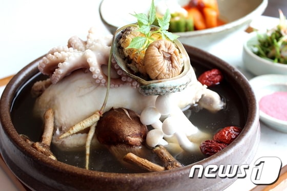 파크 하얏트 부산의 한방전복낙지삼계탕.(부산 파크하얏트 제공)ⓒ News1