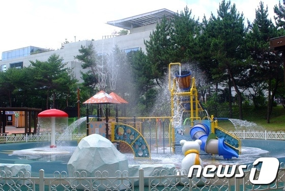 김해시 대청동 장유도서관 옆에 위치한 기후변화 테마공원 내 물놀이 시설. <김해시청제공> 2015.7.6 ⓒ News1