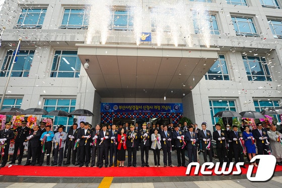 7일 오전 부산 사상구 감전동 사상경찰서 신청사 앞에서 열린 개청식에서 조성환 사상경찰서장, 권기선 부산경찰청장(중앙)을 비롯한 내빈들이 테이프 커팅식 후 박수를 치고 있다.2015.7.7/뉴스1 ⓒ News1 이승배 기자