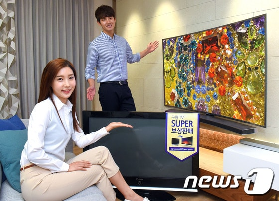 삼성전자는 10일부터 8월 31일까지 &acute;S 골드러시, TV 9년 연속 세계 1위 기념 보상판매&acute; 행사를 진행한다고 8일 밝혔다. 삼성전자가 SUHD TV를 구입하며 구형 평판 TV를 반납하면 30만원을 보상하는 이벤트를 실시한다. ⓒ News1