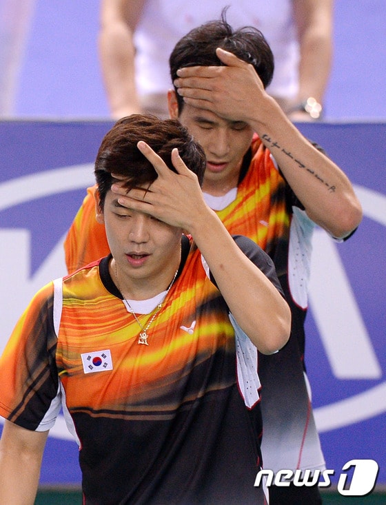 2015 광주 하계유니버시아드에 출전한 남자 배드민턴 복식의 이용대(앞)와 고성현 조가 대회 8강에서 탈락했다.  ⓒ News1 