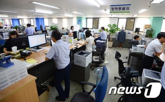 미래창조과학부 정책총괄과 직원들이 경기도 정부과천청사 사무실에서 서서 일하는 사무환경 조성의 일환으로 도입된 스탠드바 형식의 책상에서 근무를 하고 있다. 최근 일부 기업들은 직원들의 건강과 업무 집중력 향상을 위해 서서 일하는 책상을 들여놓고 있다. 2015.7.9/뉴스1 ⓒ News1 양동욱 기자