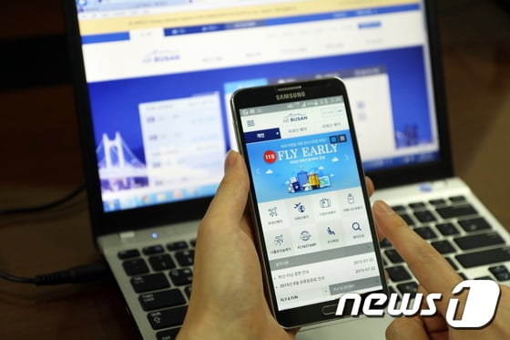 에어부산, 항공권 10초안에 예약할 수 있는 모바일앱 개편(에어부산 제공)ⓒ News1