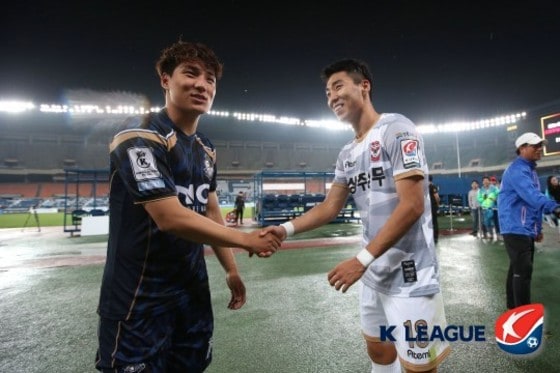 상주의 이정협(오른쪽)과 서울 이랜드의 주민규가 12일 자존심 대결을 펼친다. (한국프로축구연맹 제공) ⓒ News1