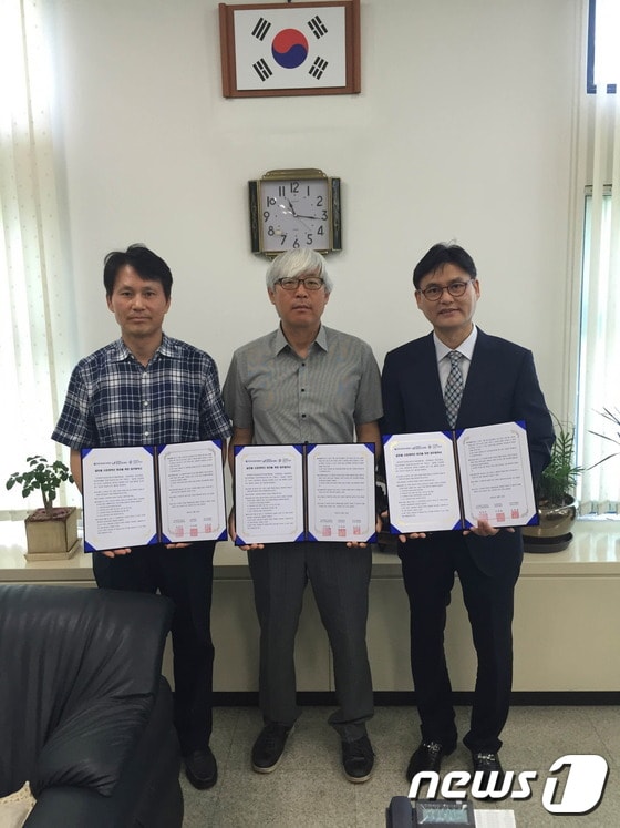 노상흡 전주벤처기업육성촉진지구발전협의회 위원장, 김영준 무역협회 전북본부장, 이동환 전북대학교 창업지원단장(사진 왼쪽부터)이 글로벌 시장개척단 파견 업무협약을 맺고 있다.(무역협회 전북본부 제공)2015.8.12/뉴스1ⓒ News1