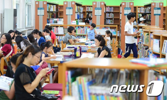 서울 종로구 정독도서관에서 어린이들과 학부모들이 책을 읽고 있다./뉴스1 ⓒ News1 민경석 기자