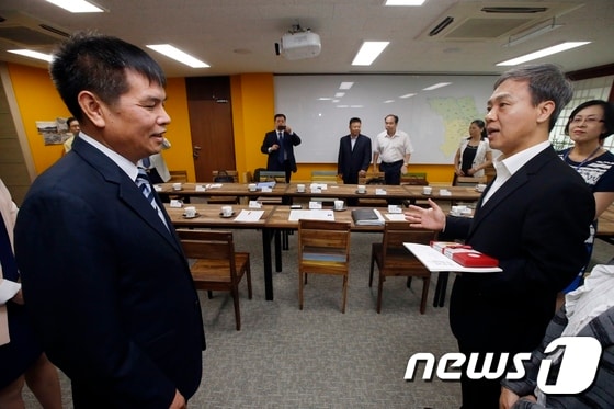 김승수 전주시장이 19일 전주시청을 방문한 양루이화 중국 인민정치협상회의 취엔저우현 정치협상회의 주석과 이야기를 나누고 있다. 양루이화 주석은 전주시와 취엔저우현 간 우호관계 증진과 선진 탄소산업시설 견학 및 전주 문화탐방을 통한 교류분야 모색을 목적으로 10명으로 구성된 취엔저우현 대표단을 이끌고 18일부터 2박3일 일정으로 전주에 머물고 있다./사진제공=전주시 ⓒ News1