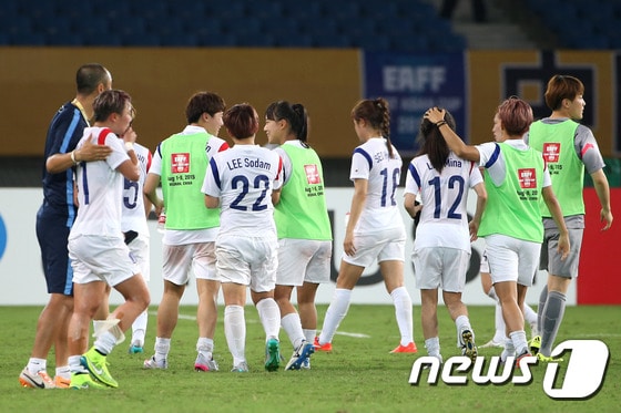 지난 1일 중국을 상대로 승리를 거둔 한국 여자 대표팀이 4일 오후 7시 20분(한국시간) 우한 스포츠센터에서 일본과 2015 동아시아축구연맹(EAFF) 동아시안컵 2차전을 치른다. ⓒ News1 