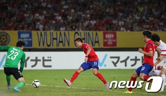 2일 오후 중국 후베이성 우한 스포츠센터에서 열린 2015 동아시아축구연맹(EAFF) 동아시안컵 남자 축구 대회 한국과 중국의 경기에서 한국의 김승대 선수가 골을 성공시키고 있다.2015.8.2/뉴스1 ⓒ News1 이광호 기자