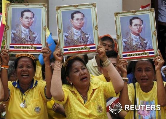 태국 시민들이 푸미폰 아둔야뎃 국왕의 빠른 쾌유를 기원하고 있다. ⓒ 로이터=뉴스1