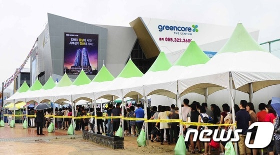 한국토지신탁이 김해시 부원동 606-3번지 일원에 공급하는 ‘부원역 그린코아 더 센텀’ 모델하우스를 21일 개관돼 분양에 나섰다. 모델하우스를 찾은 시민들이 길게 줄을 서서 입장을 기다리고 있다..2015.08.21/뉴스1 최재호기자ⓒ News1