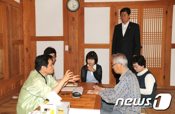 허기도 산청군수(뒤쪽)가 지켜보는 가운데 본디올 한의원에서 일본 관광객을 진료하고 있다.(산청군 제공) ⓒ News1