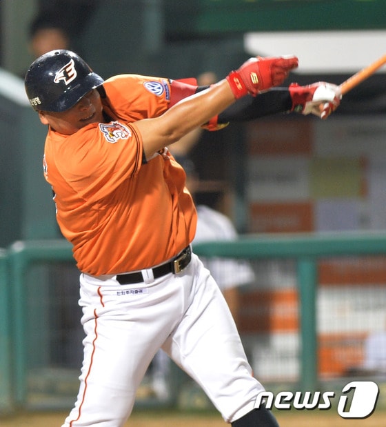 21일 오후 대전 한화생명이글스파크에서 열린 2015 타이어뱅크 KBO 한화 이글스와 kt 위즈 경기 5회말 1사 2루, 한화 김태균이 안타를 치고 있다. 김태균은 역대 4번째로 11년 연속 세자릿수 안타를 기록했다. 2015.8.21/뉴스1 ⓒ News1