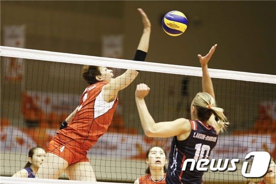  한국 여자 배구 대표팀이 30일 2015 국제배구연맹(FIVB) 여자 월드컵 2라운드 1차전 러시아전에서 세트스코어 0-3으로 완패했다. (국제배구연맹 홈페이지)  ⓒ News1