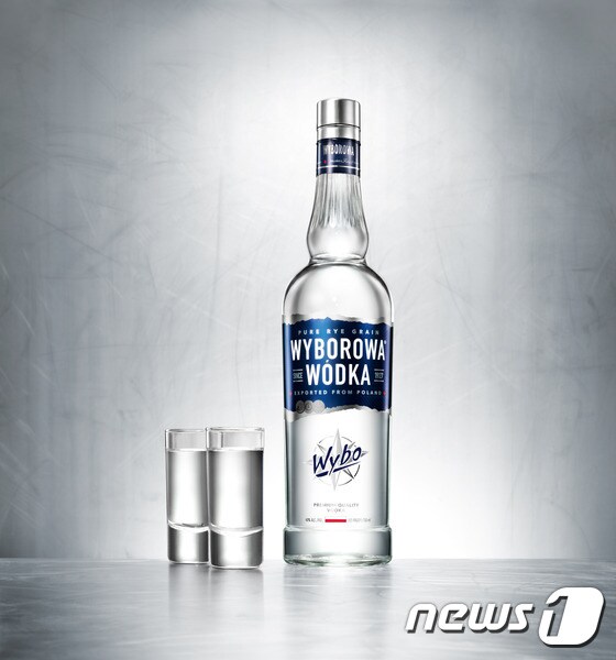 페르노리카코리아는 폴란드의 대표 프리미엄 보드카 \'위보로바(WYBOROWA)\'를 국내 첫 출시 한다고 24일 밝혔다. /사진제공 = 페르놀카 코리아 ⓒ News1