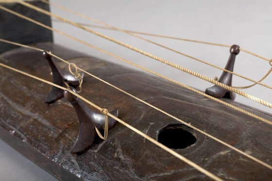  현존 최고 거문고인 '탁영금'에 동그랗게 못 구멍이 보인다 (사진제공 국립국악원)
