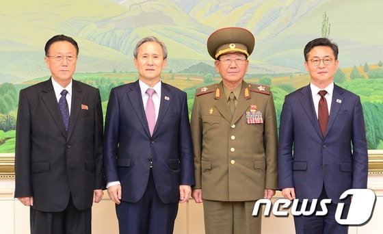 김관진 국가안보실장과 홍용표 통일부 장관이 25일 새벽 판문점 평화의 집에서 33시간만에 남북 고위급 2차 회담을 마친 후 황병서 북한 군 총정치국장, 김양건 조선노동당 비서와 기념촬영을 하고 있다. (통일부 제공) 2015.8.25/뉴스1